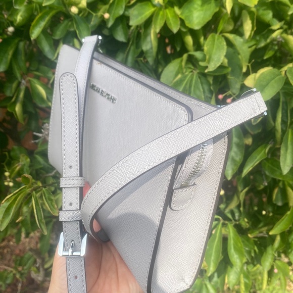 Michael Michael Kors gray 
JET SET TRAVEL CROSSBODY CLUTCH - Picture 4 of 15